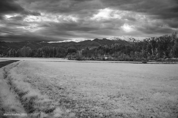 Guardando dalla pianura verso le montagne in infrarosso, prossimi al tramonto