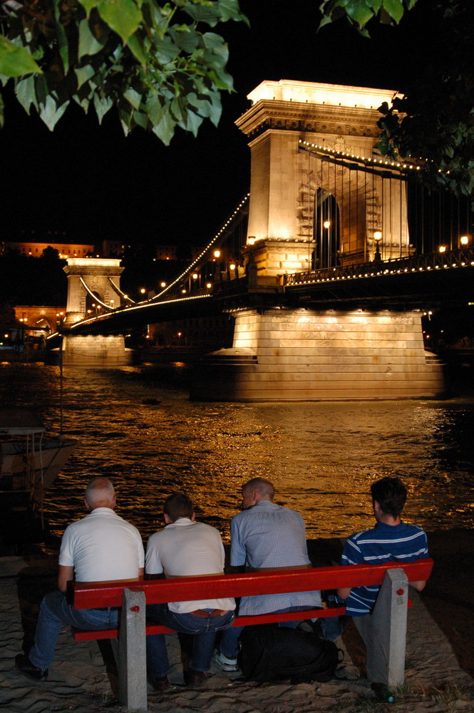 Guardando il Ponte delle Catene