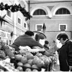 "Guardi faccia come me : con frutta e verdura, mantiene la linea..."