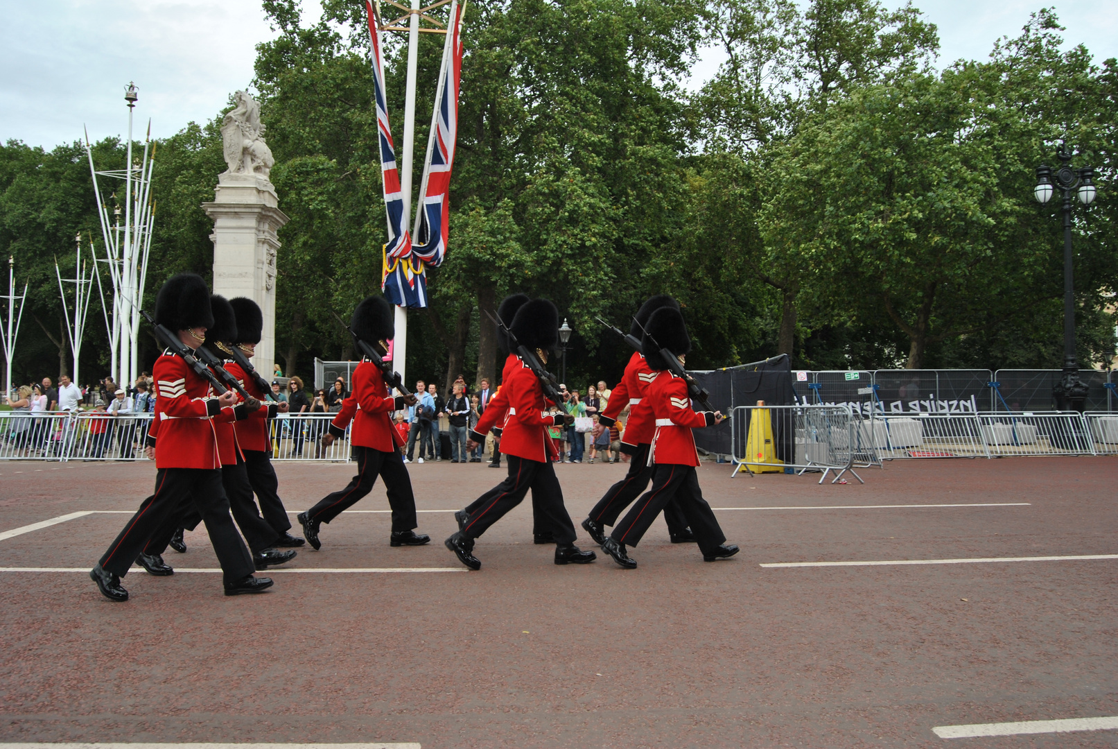 Guardias de la reina, desfilando para el cambio de la guardia en londres