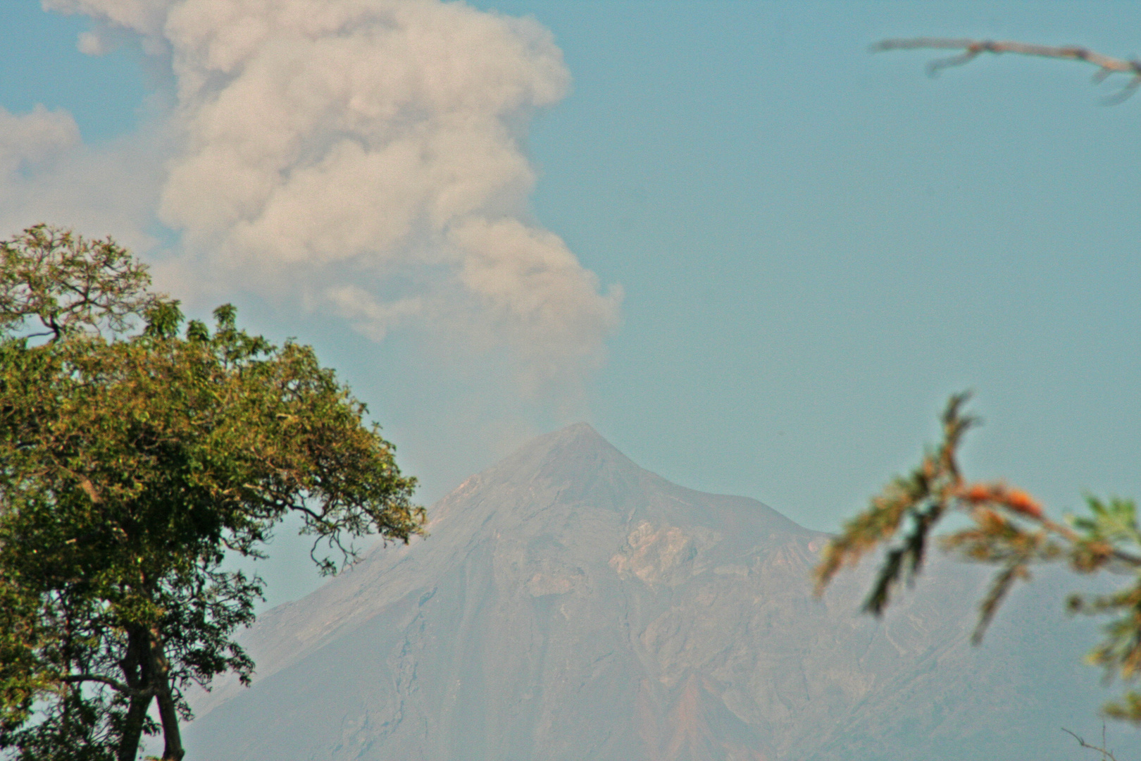 Guatemala: Rauchender Vulkan
