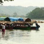 Guatemala: Wäscherin auf der guatemaltekischen Seite des Grenzflusses Usumacinta