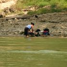 Guatemala. Wäscherin auf der mexikanischen Seite des Grenzflusses Usumacinta