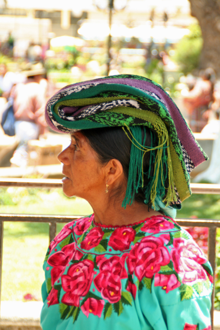 Guatemaltekin mit origineller Kopfbedeckung