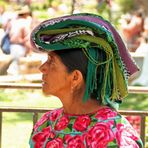 Guatemaltekin mit origineller Kopfbedeckung