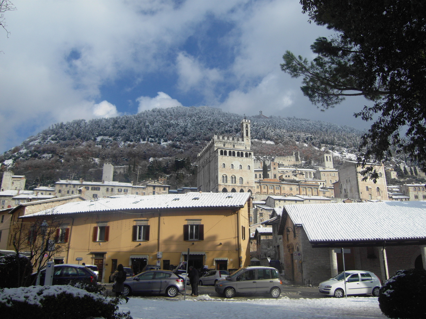 gubbio: il fascino del paesaggio innevato