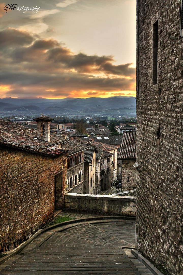 Gubbio- Tramonto tra i vicoli