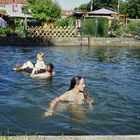 Guck mal, die Schrebergartennixe badet auch