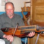 Gudmundtjärn (Schweden) Nyckelharpa-Spieler 08.2010 