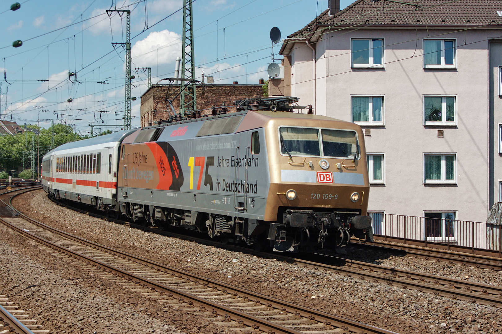 Gülden muss sie sein - 120 159 mit 175 Jahre Deutsche Eisenbahnwerbung