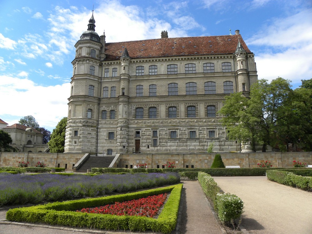 Güstrower Schloss mit Garten