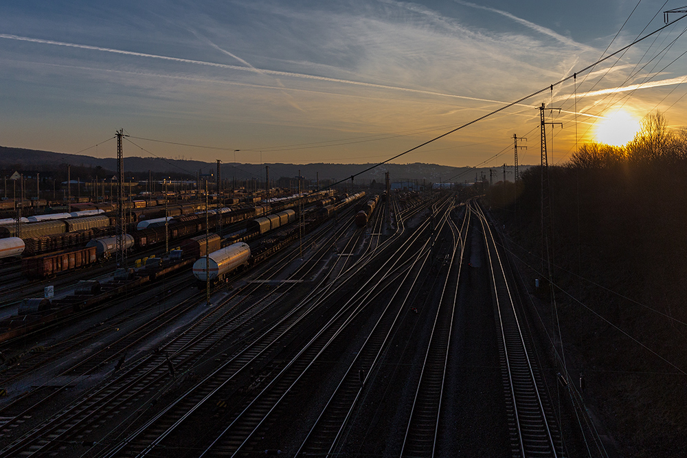 Güterbahnhof kurz vor Sonnenuntergang