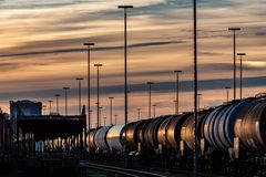 Güterbahnhof mit Abendstimmung und Gasometer