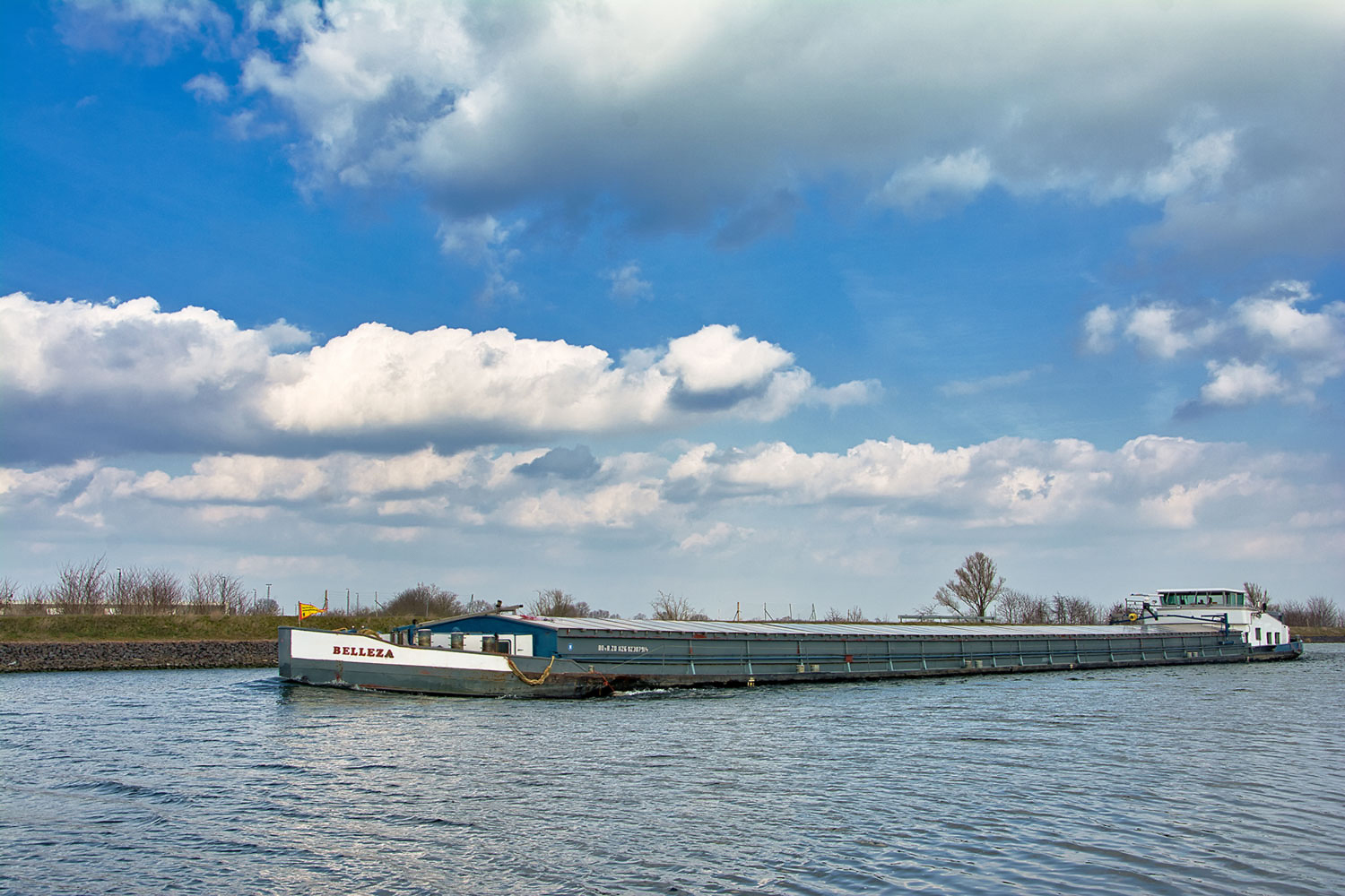 Gütermotorschiff „Belleza“ auf den Mittellandkanal 