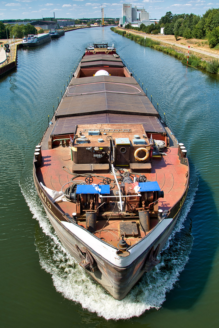 Gütermotorschiff „Labe 13“ auf den Mittellandkanal in Haldensleben