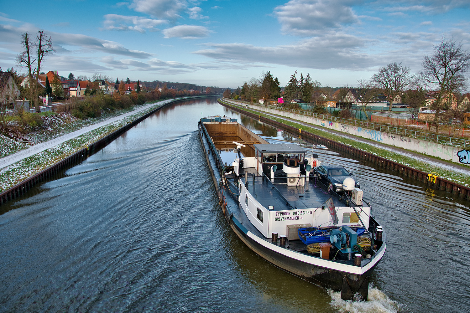 Gütermotorschiff „Typhoon“ auf den Mittellandkanal in Haldensleben