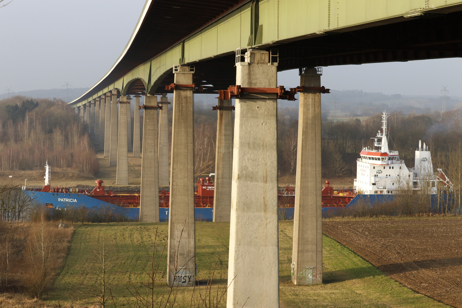 Güterverkehr zu Wasser unter der Autobahn