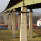 Güterverkehr zu Wasser unter der Autobahn