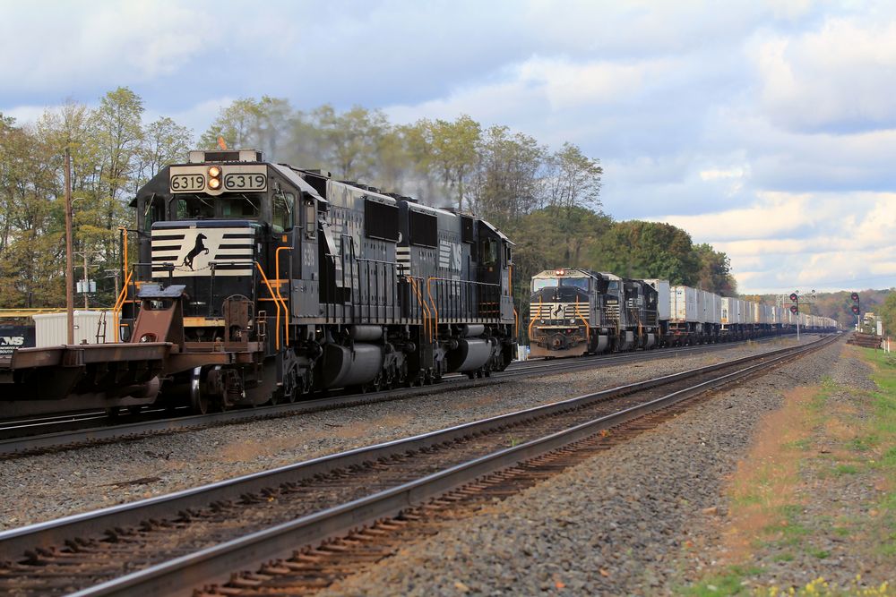Güterzüge der Norfolk & Southern begegnen sich in Cresson, PA, USA