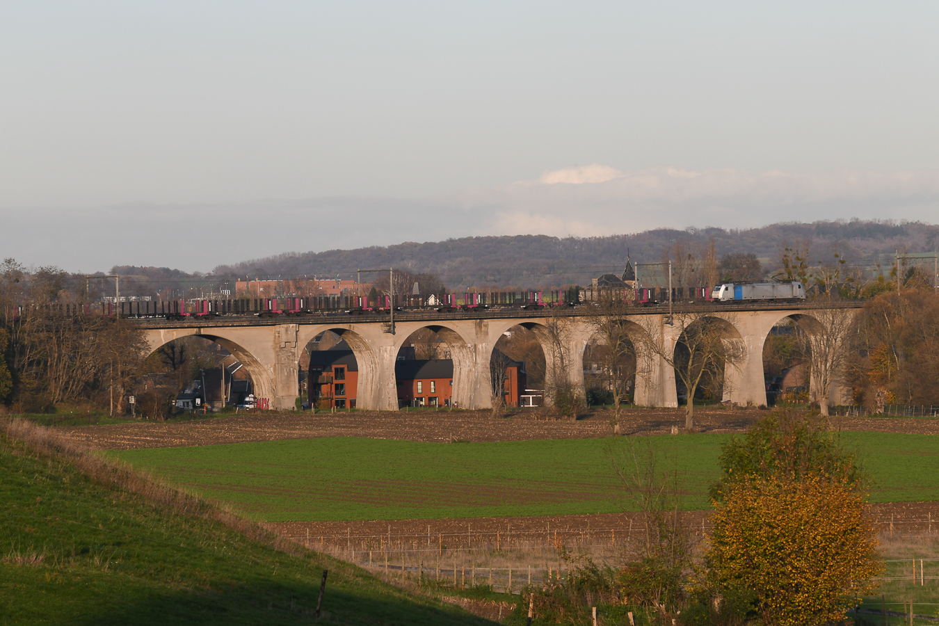 Güterzug auf dem Berneau-Viadukt 2 (B)