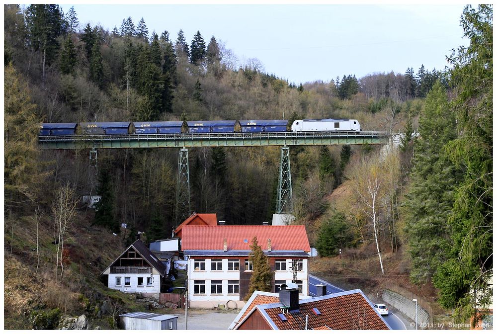 Güterzug auf dem Kreuztaler Viadukt