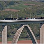 Güterzug auf der Fuldatalbrücke