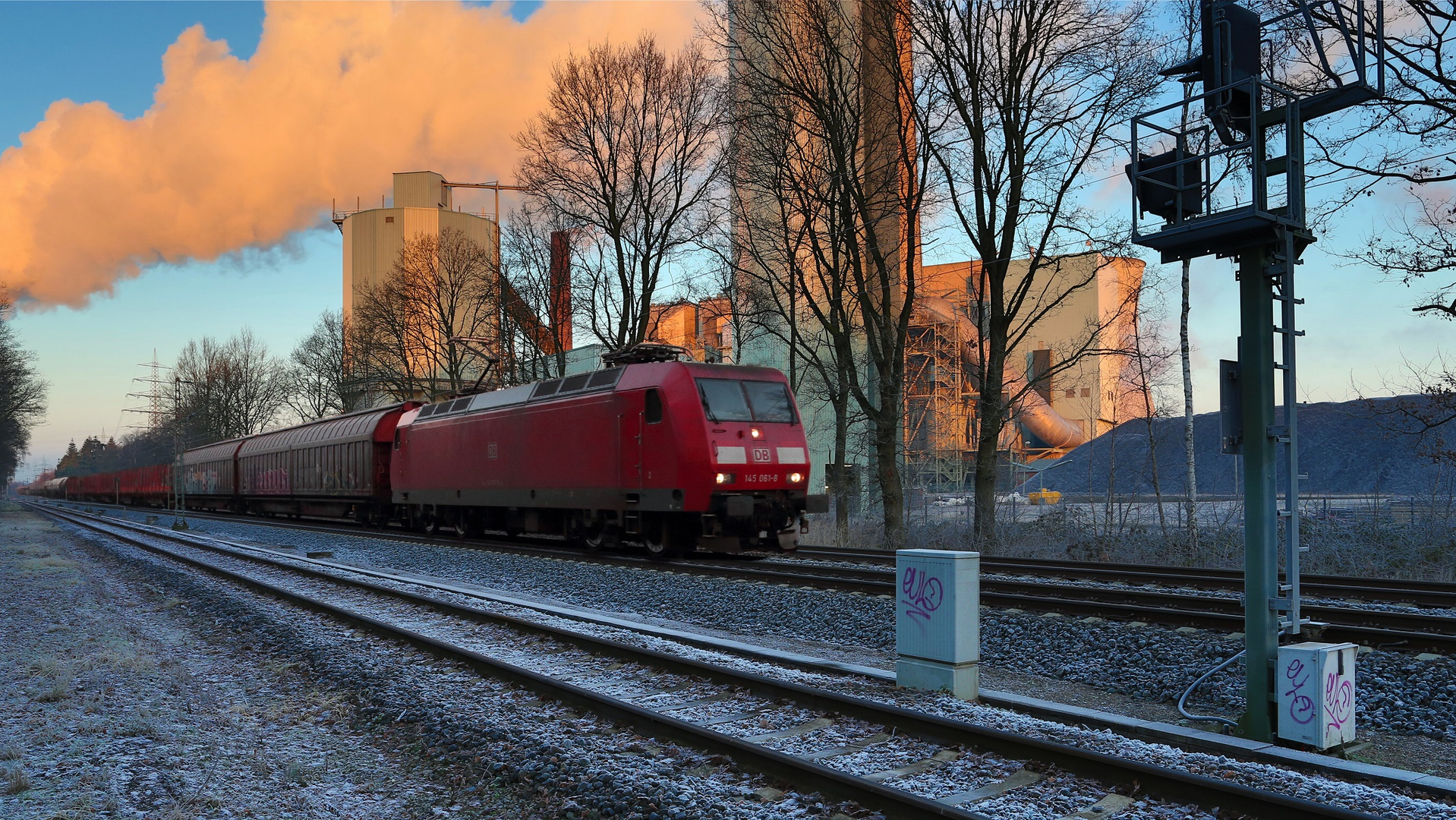 Güterzug beim Sonnenaufgang 