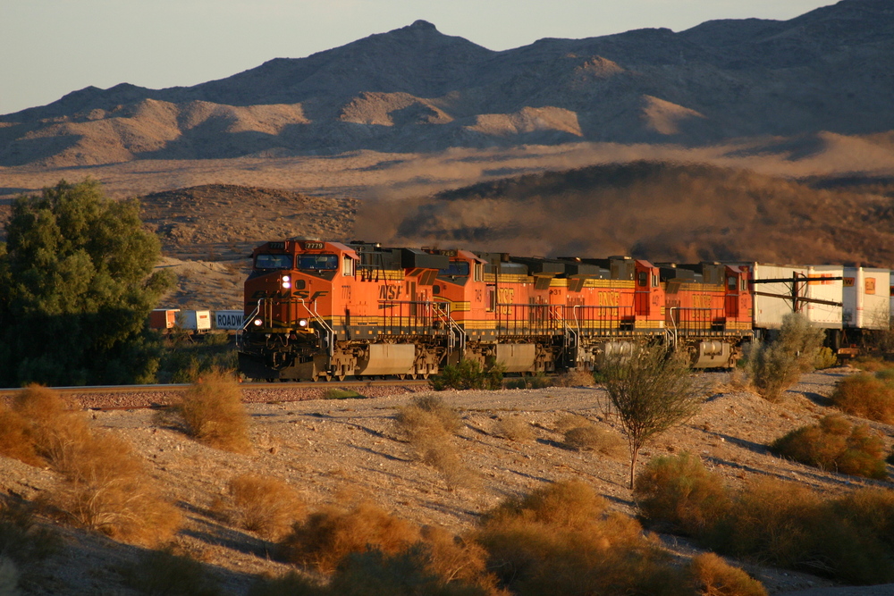 Güterzug der BNSF bei Java