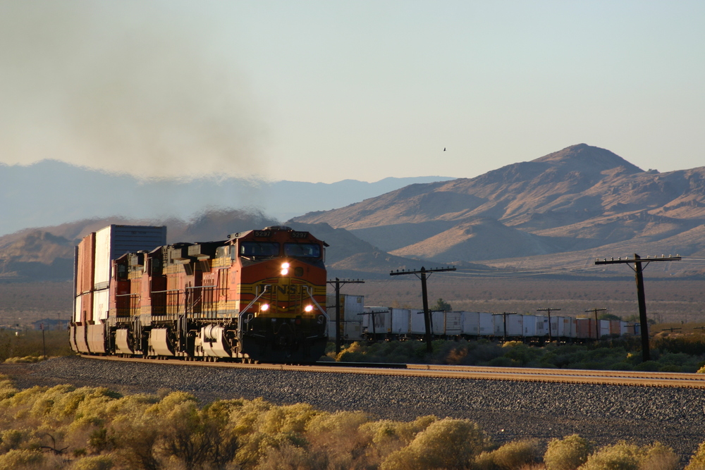 Güterzug der BNSF bei Mojave