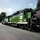 Güterzug der Burlington Northern Railway fährt durch die Strassen von Ft.Collins, CO