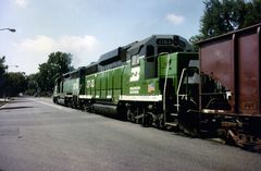 Güterzug der Burlington Northern Railway fährt durch die Strassen von Ft.Collins, CO