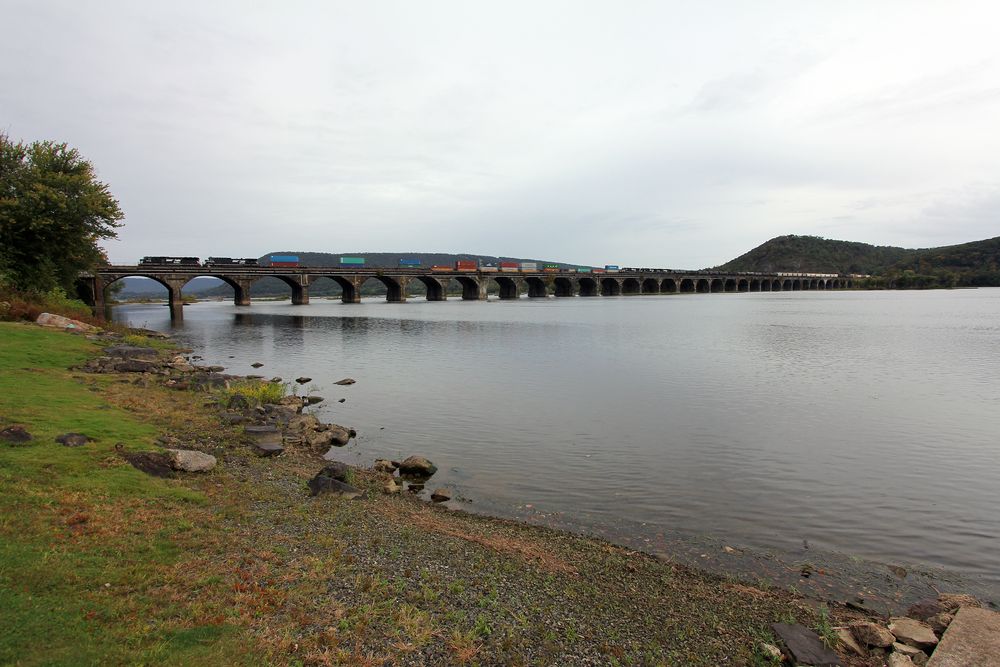 Güterzug der Norfolk & Southern fährt über eine 1,2 km lange Brücke,Marysville,PA,USA