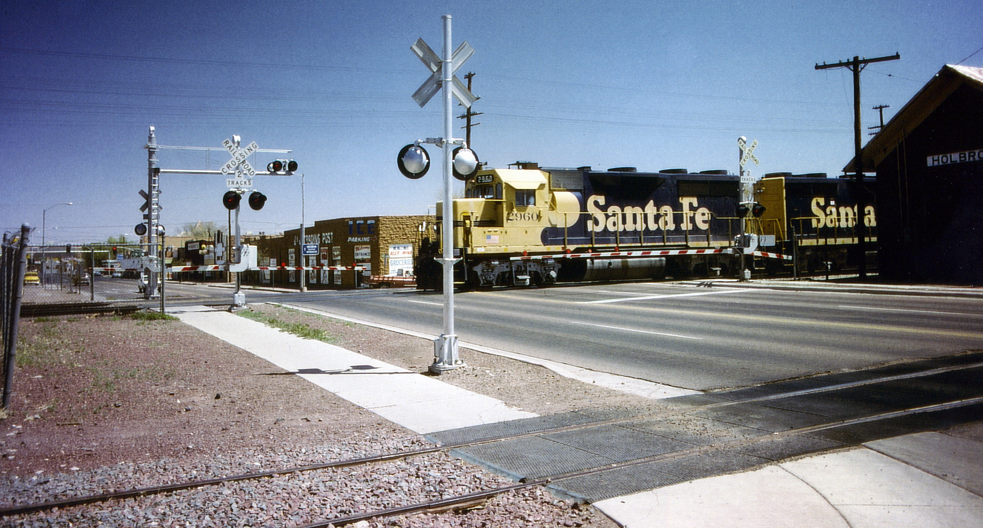 Güterzug der Santa Fe passiert einen Bahnübergang in Holbrook, AZ...