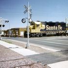 Güterzug der Santa Fe passiert einen Bahnübergang in Holbrook, AZ...