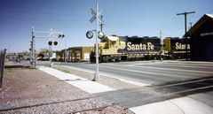 Güterzug der Santa Fe passiert einen Bahnübergang in Holbrook, AZ...