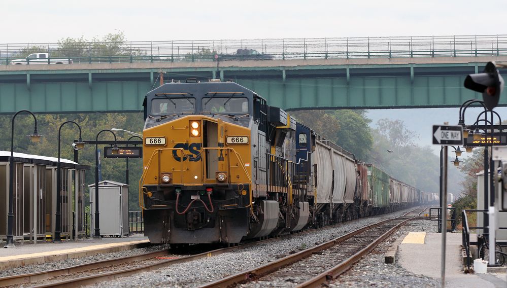 Güterzug "Devil Train" mit CSXT#666 an der Spitze pausiert in Brunswick,MD,USA