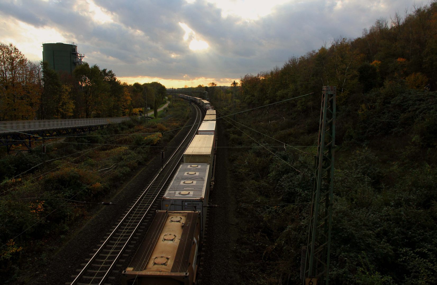Güterzug im Herbstlicht