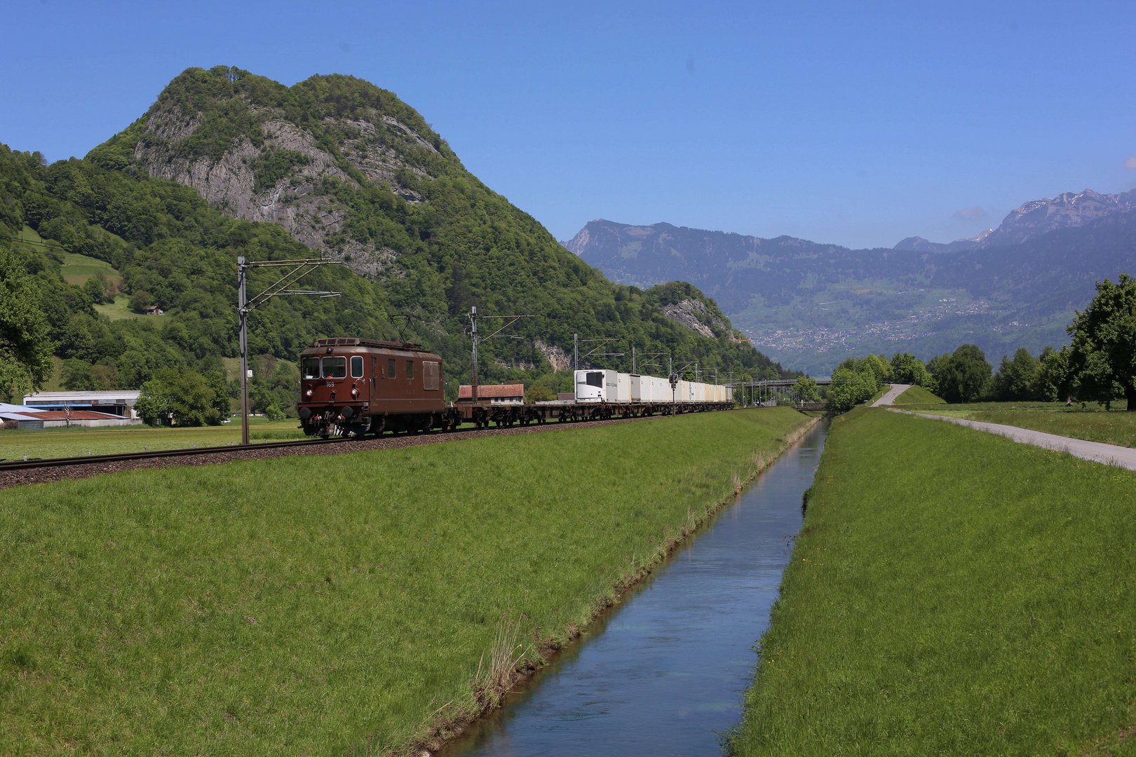 Güterzug im Rheintal