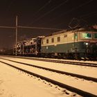 Güterzug im Schnee .