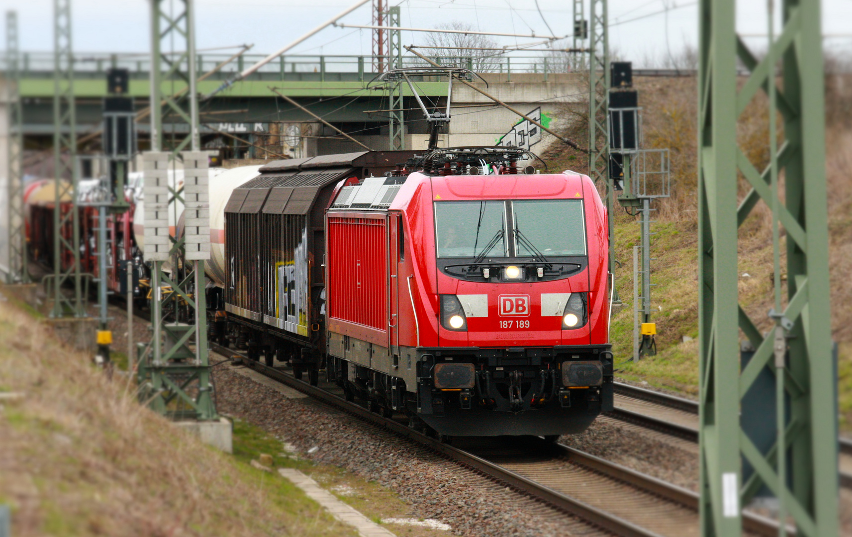 Güterzug im Zulauf auf Halle/Saale