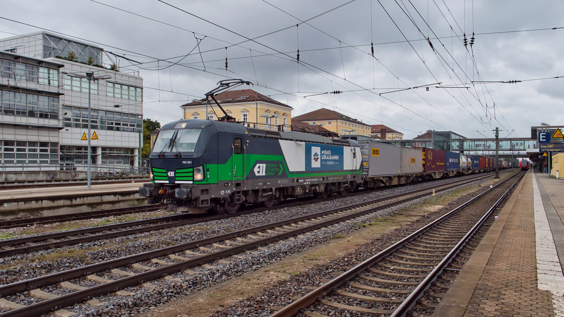 Güterzug mit 193 251 im Regensburger Hauptbahnhof