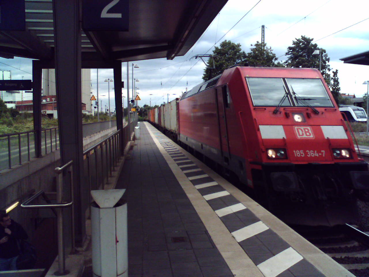 Güterzug mit E-Lok 185 364-7 auf der Durchfahrt durch Nordstemmen