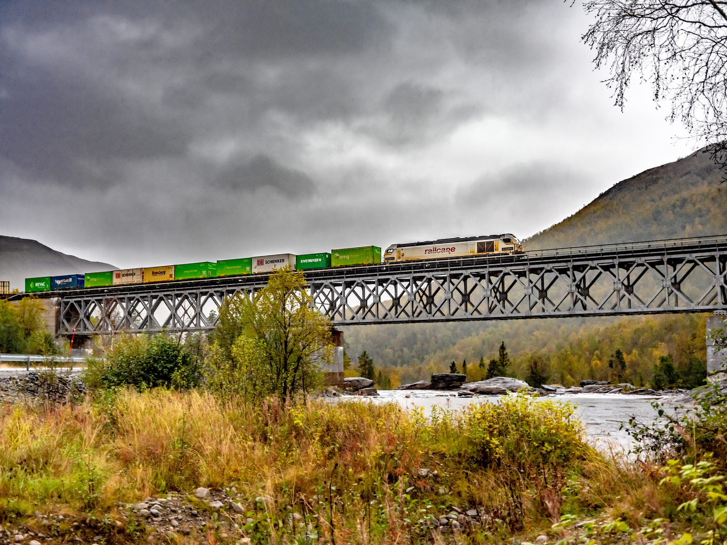 Güterzug mit einer RailCare Euro 4000 nordwärts auf der Nordlandsbanen bei Grong