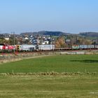 Güterzug mit Gleisbaumaschinenüberfahrt