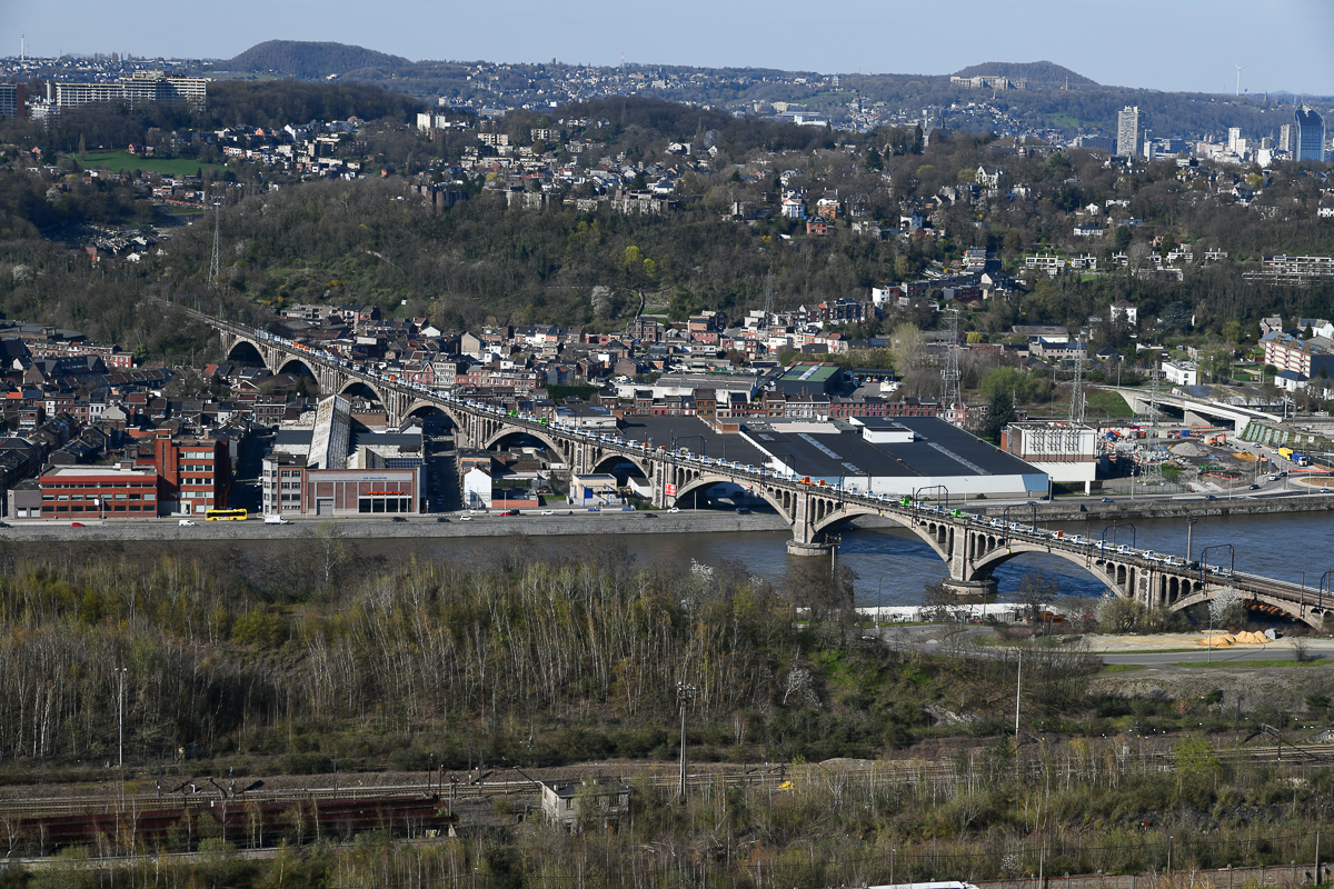 Güterzug mit LKW-Fahrerhäusern auf der Brücke bei Sclessin (B)