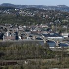 Güterzug mit LKW-Fahrerhäusern auf der Brücke bei Sclessin (B)