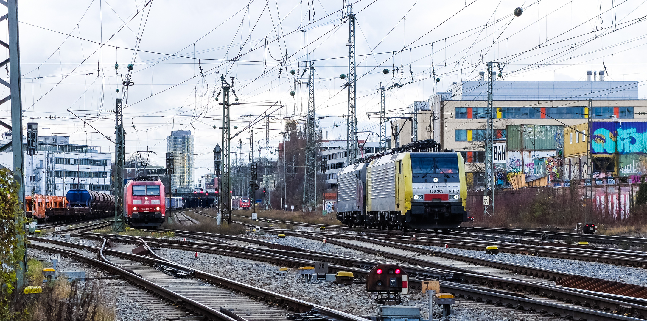 Güterzug pausiert - Lokzug passiert