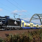 Güterzug-TRAXX vor Niedersachsen-Doppeldecker