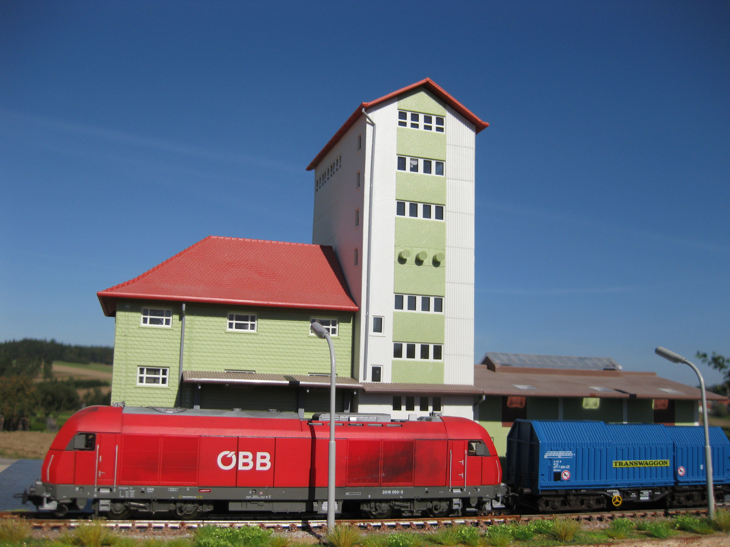 Güterzug vor dem Lagerhaus