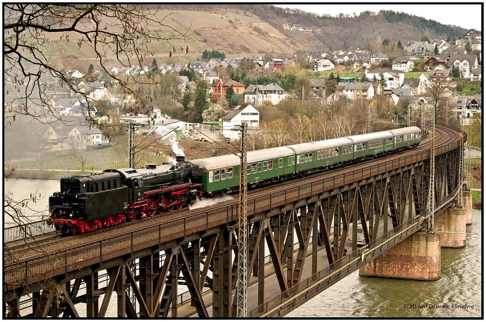 Güterzuglok   41 018 überquert Doppelstockbrücke